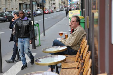 Paris - 27 Nisan: parisians ve turistik zevk yemek ve içecekler, paris, Fransa-27 Nisan 2013 tarihinde kaldırım kafe içinde. Paris, Avrupa'nın en kalabalık metropol alanlarda biridir.