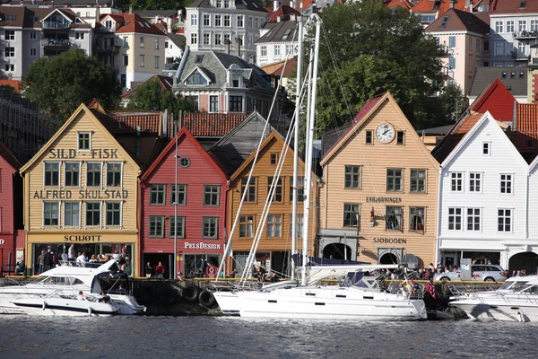 BERGEN, NORWAY - CIRCA JULY 2012: Tourists and locals stroll alo — Stock Photo, Image