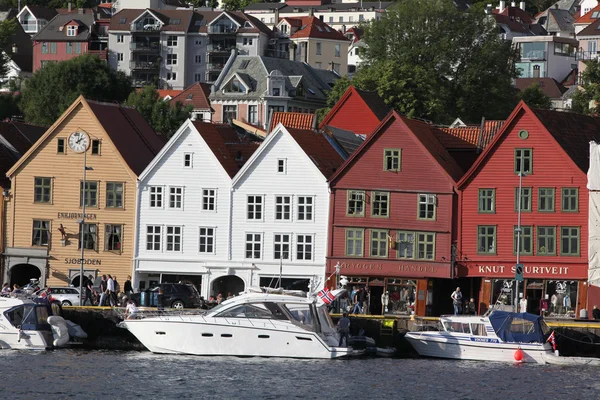 BERGEN, NORWAY - CIRCA JULY 2012: Tourists and locals stroll alo — Stock Photo, Image