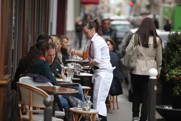 PARIGI - 27 APRILE: Parigini e turisti si divertono a mangiare e bere a — Foto Stock