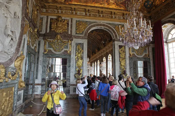 PARÍS 28 DE ABRIL. Visitantes en espera para el palacio de Versalles abril , —  Fotos de Stock