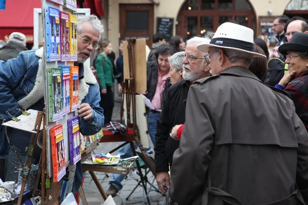 Toeristen in de mooie straten van montmartre — Stockfoto