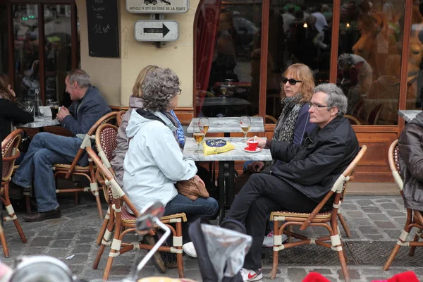 Paris - 27. April: Pariser und Touristen genießen Essen und Trinken in — Stockfoto