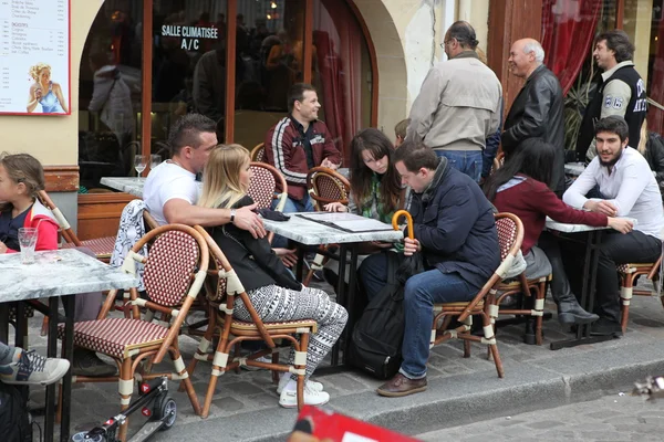 PARIS - 27 AVRIL : Parisiens et touristes dégustent des repas et des boissons à — Photo