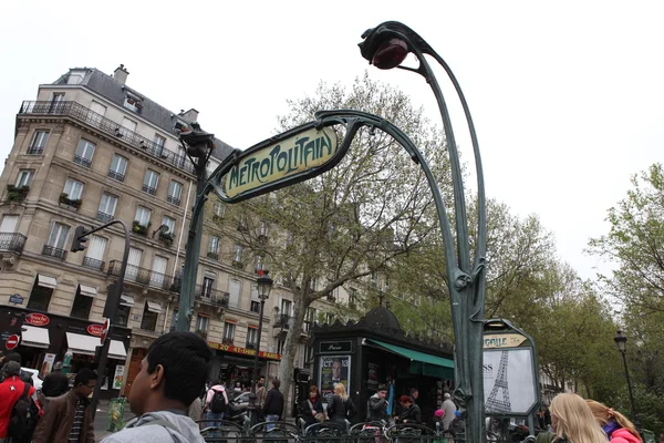 Una entrada de transporte de metro en París — Foto de Stock