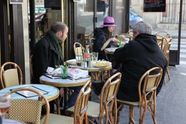 PARIS - 27 AVRIL : Parisiens et touristes dégustent des repas et des boissons sur le trottoir du café à Paris, en France, le 27 avril 2013. Paris est l'une des métropoles les plus peuplées d'Europe . — Photo