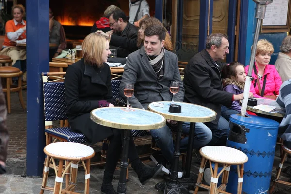 PARIGI - 27 APRILE: Parigini e turisti si divertono a mangiare e bere a — Foto Stock