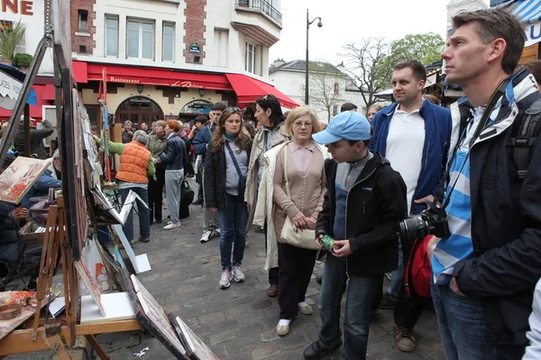 Toeristen in de mooie straten van montmartre — Stockfoto