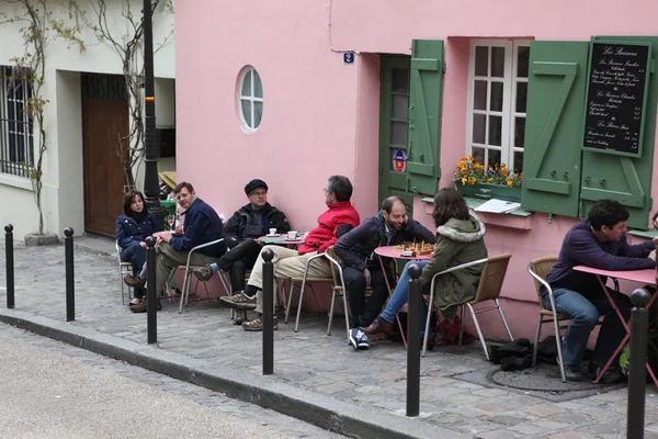 巴黎人和游客在巴黎，法国 — 图库照片