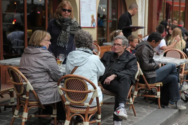 PARIS - huhtikuu 27: Pariisilaiset ja turisti nauttia syödä ja juoda — kuvapankkivalokuva