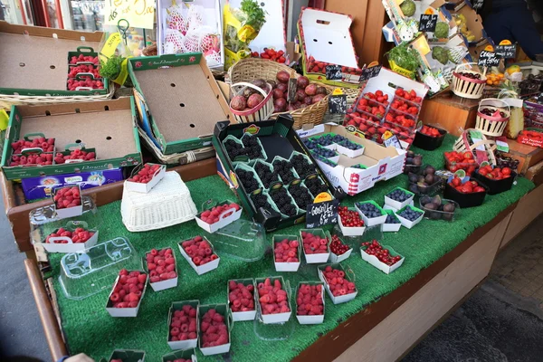 Mercado de alimentos en París — Foto de Stock