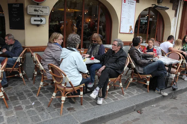 A turisták a gyönyörű utcáin Montmartre — Stock Fotó