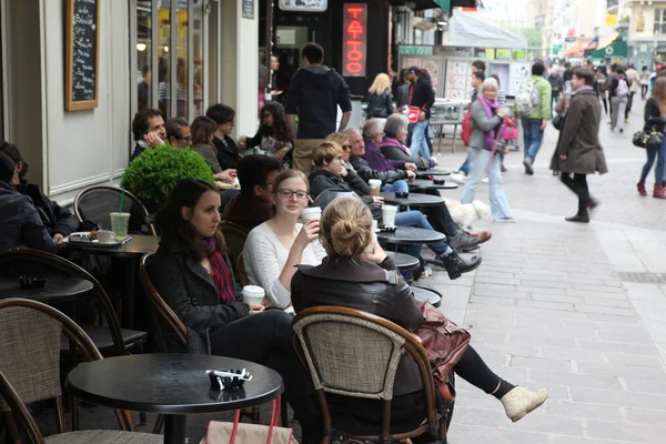 Parijzenaars en toeristen in Parijs, Frankrijk — Stockfoto