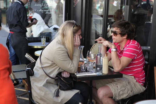 Paris - 27 april: parisare och turister njuta av äter och dricker i café trottoaren i paris, Frankrike på den 27 april, 2013. Paris är en av de mest befolkade storstadsområdena i Europa. — Stockfoto