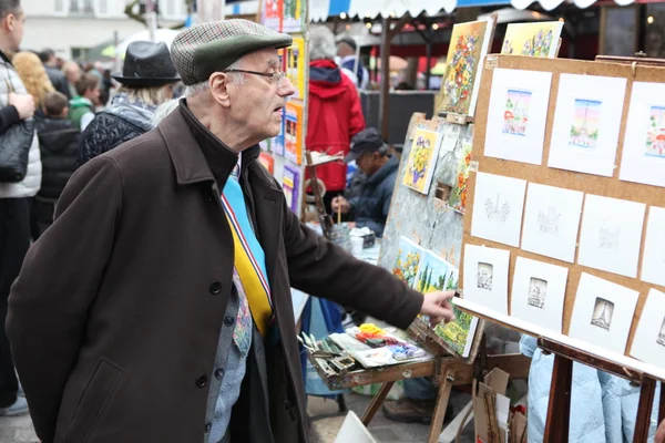 Turistas nas belas ruas de Montmartre — Fotografia de Stock