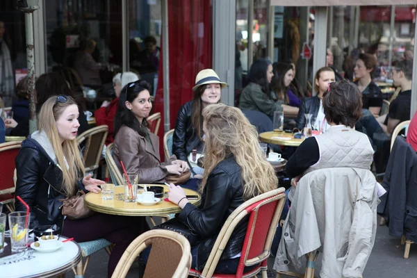 PARIGI - 27 APRILE: Parigini e turisti si divertono a mangiare e bere nel marciapiede del caffè a Parigi, Francia, il 27 aprile 2013. Parigi è una delle aree metropolitane più popolate d'Europa . — Foto Stock