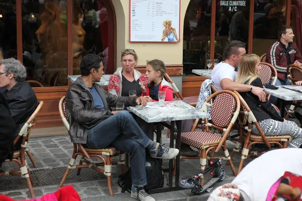 PARIGI - 27 APRILE: Parigini e turisti si divertono a mangiare e bere a — Foto Stock