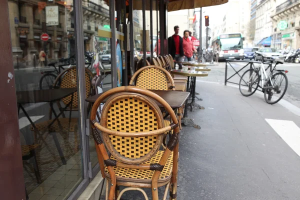 Parijzenaars en toeristen in café trottoir in Parijs — Stockfoto