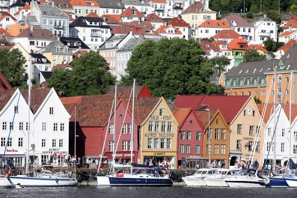 BERGEN, NORWAY - CIRCA JULY 2012: Tourists and locals stroll alo — Stock Photo, Image