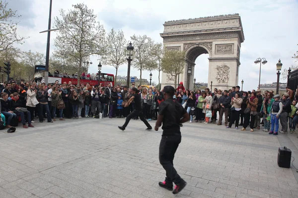 PARIS - APRIL 27:: B-boy doing some breakdance moves in front a — Stock Photo, Image