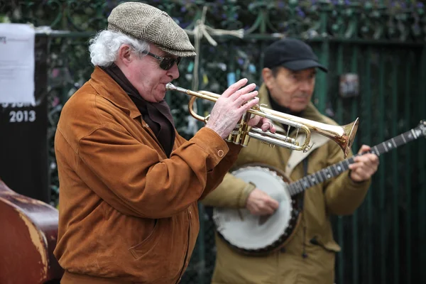 Paris - 27 April: Oidentifierade musiker spela innan allmänheten överträffa — Stockfoto