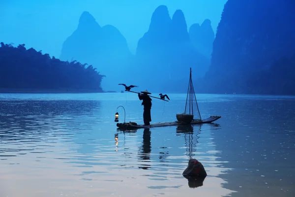 Hombre chino pescando con cormoranes pájaros en Yangshuo, Guangxi r —  Fotos de Stock