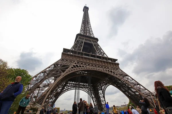Париж - Квітень 27:locals і туристів на Ейфелеву вежу, стоїть 324 — стокове фото
