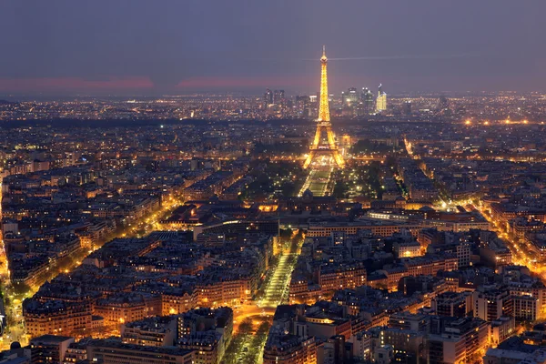 Parijs - 27 April: Weergave van de Parijs en Tower Eiffel in April — Stockfoto