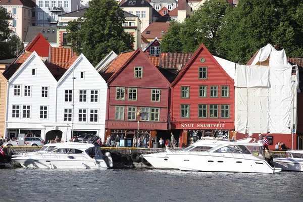 BERGEN, NORWAY - CIRCA JULY 2012: Туристы и местные жители прогуливаются ало — стоковое фото