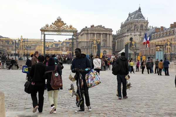 PARIS - APRIL 28: Visitors go to Versailles palace April, 28, 20 — Stock Photo, Image