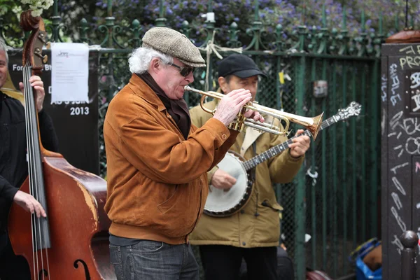 Paris - 27. April: Unbekannter Musiker spielt vor Publikum — Stockfoto