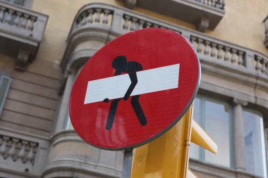 Barcelona yaratıcı sokak sanatı. komik yol levhası