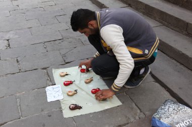 kastanyet barcelona sokak üzerinde satan