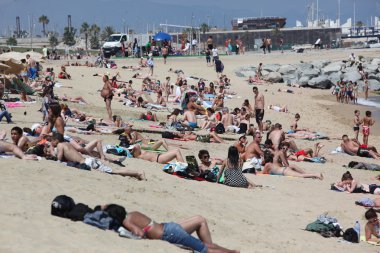 Barcelona kalabalık plaj