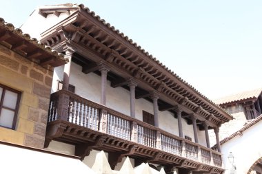 Barcelona'da eski ahşap balkon