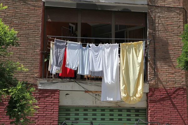 Laundry drying on Barcelona house — Stockfoto