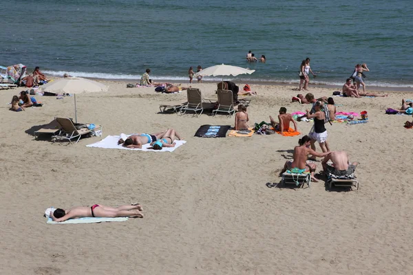 Playa llena de gente en Barcelona — Foto de Stock
