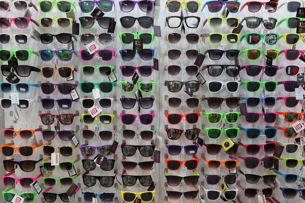 Gafas de sol de plástico en exhibición —  Fotos de Stock