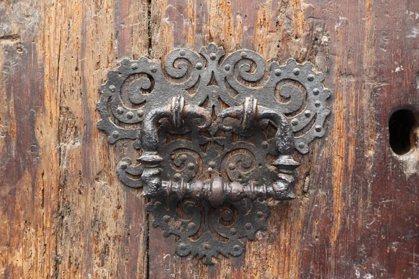 Régi fém ajtó fogantyúját, a nagyon régi, fából készült ajtó — Stock Fotó
