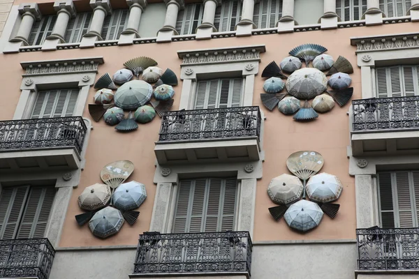 Facade of building in Barcelona — Stock Photo, Image
