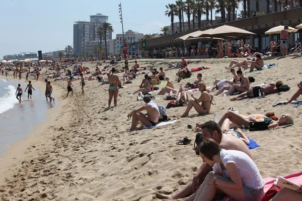 Zatłoczonej plaży w Barcelonie — Zdjęcie stockowe