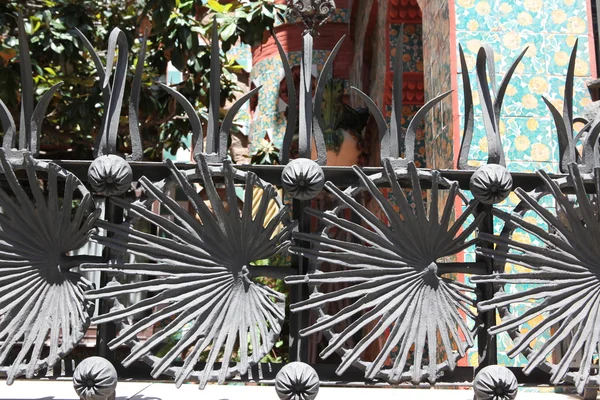 Decoración artística metálica de un balcón en Barcelona —  Fotos de Stock