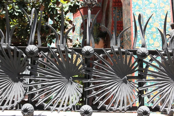 Barcelona'da balkon sanatsal metal dekorasyon — Stok fotoğraf