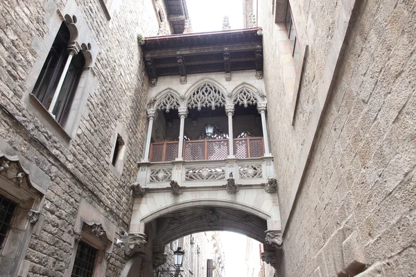 Neogotische Brücke in der carrer del bisbe (Bischofsstraße). Spanien. barcelona. — Stockfoto