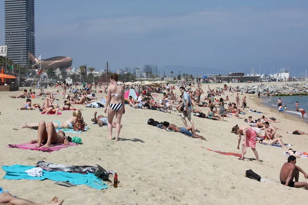 Spiaggia affollata a Barcellona — Foto Stock