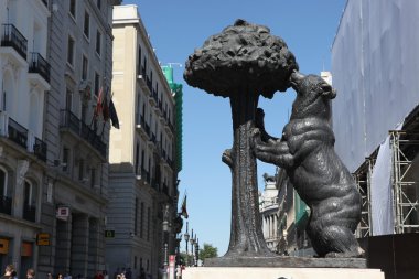 Madrid 'in sembolü - Ayı ve çilek ağacı heykeli, Puerta del Sol, İspanya