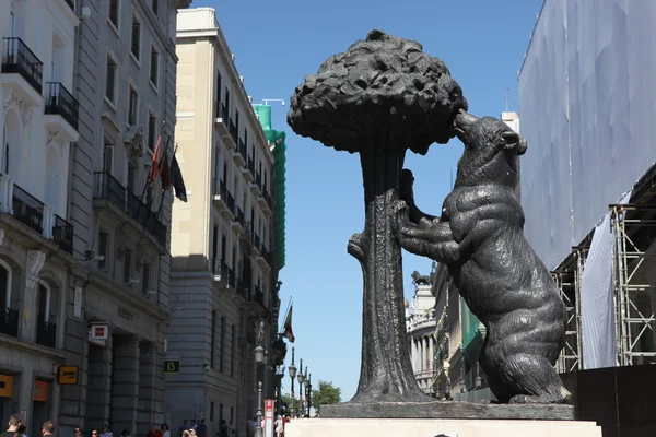 Madrids symbol - staty av björn och jordgubbsträd, Puerta del Sol, Spanien — Stockfoto