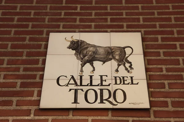 Calle del torro, vägskylt i madrid — Stockfoto