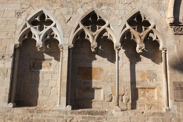 Fönstren av medeltida kyrka, girona, Spanien — Stockfoto