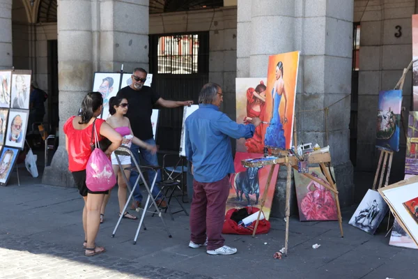 Verkopen van schilderijen in de straten van madrid — Stockfoto